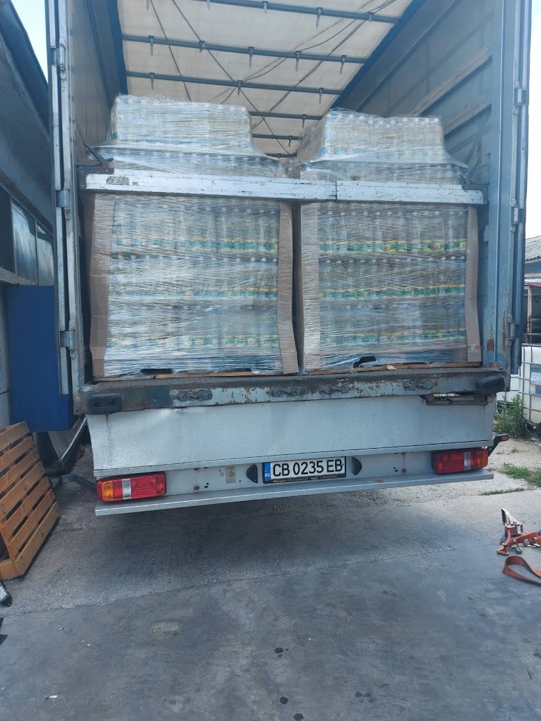 Palettes huile de tournesol bidons chargement remorque Bulgarie