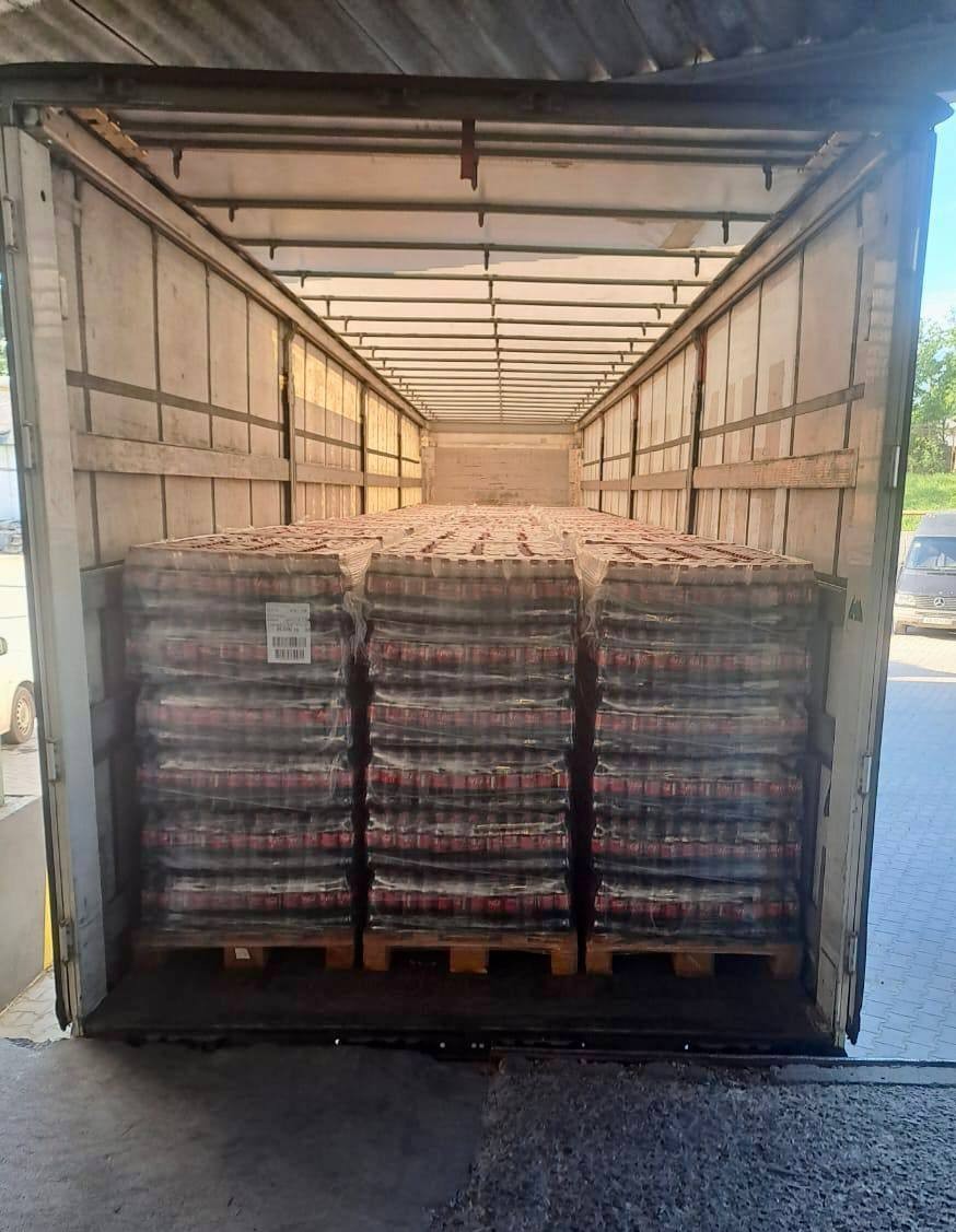 Trois palettes canettes Coca-Cola semi-remorque vue arrière