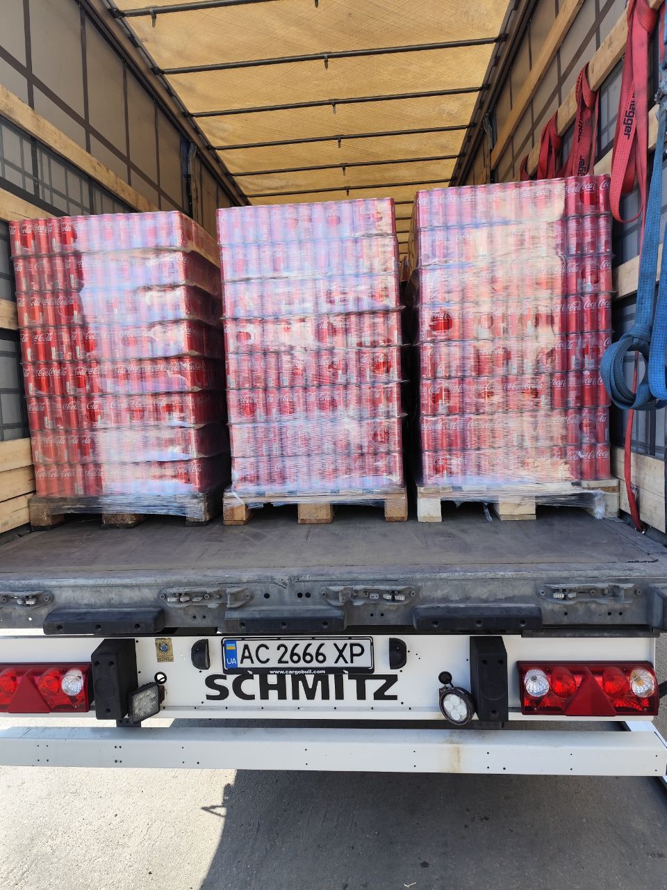 Trois palettes Coca-Cola semi-remorque Schmitz Ukraine