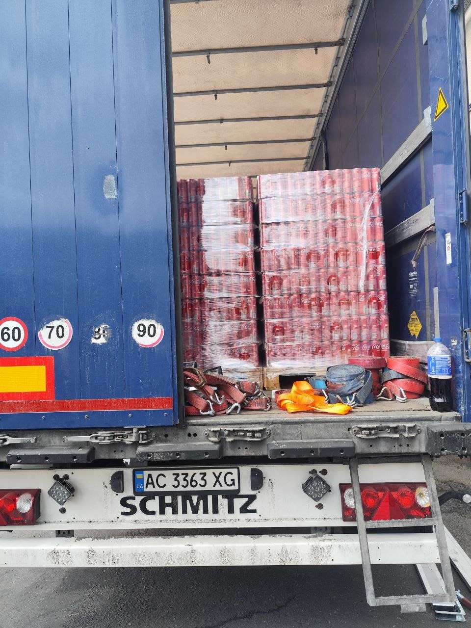 Sangles arrimage et palettes Coca-Cola fond de remorque Schmitz