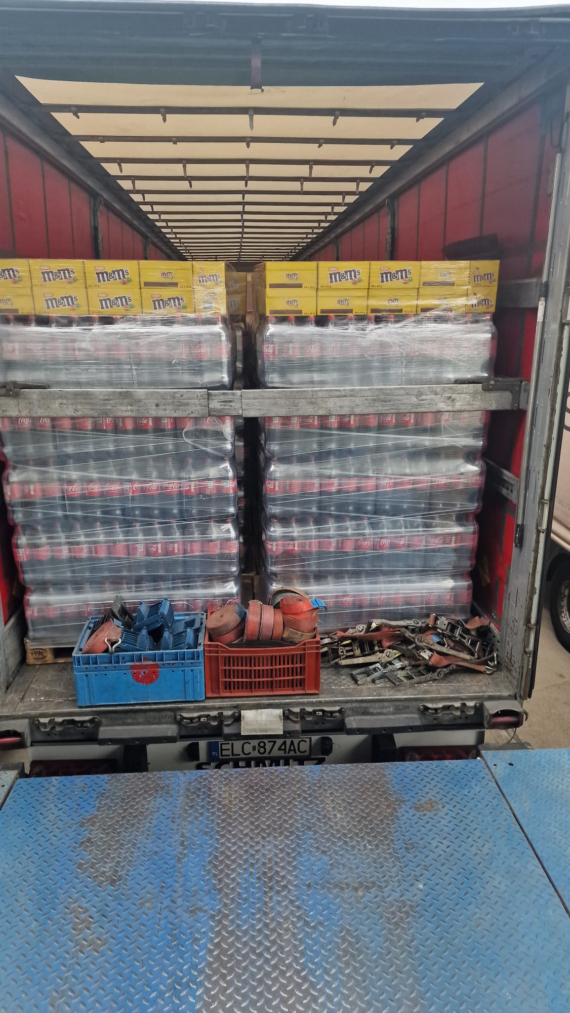Palette mixte Coca-Cola et M&M's chargement remorque Schmitz Pologne